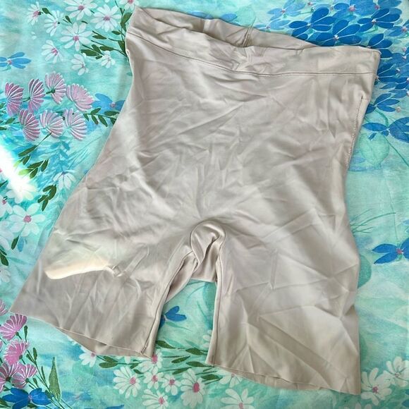 Red Hot Spanx High Waisted Shorts - L - Picture 1 of 7